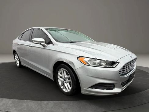 Used 2016 Ford Fusion SE image 3