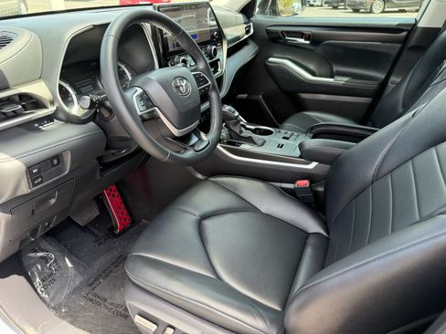Used 2024 Toyota Highlander XLE FWD image 12
