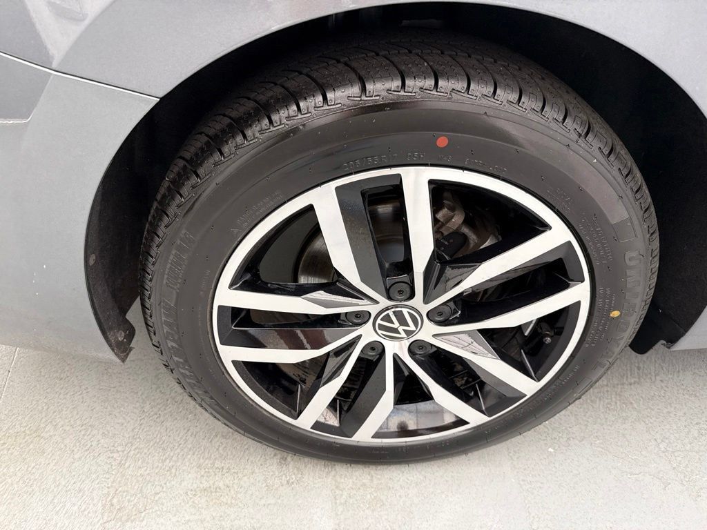 Used 2025 Volkswagen Jetta SE FWD image 11