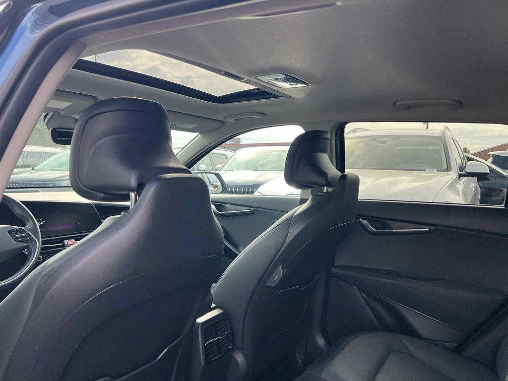 Used 2023 Kia Niro SX Touring FWD image 13