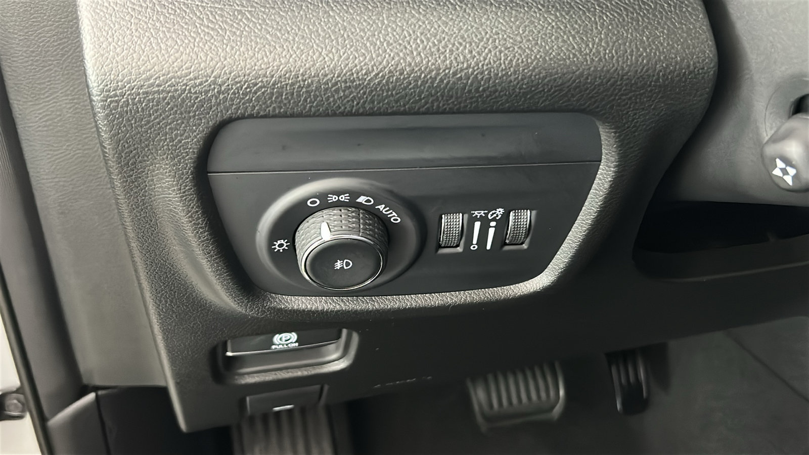 Used 2023 Jeep Grand Cherokee Limited w/ Luxury Tech Group II RWD image 24