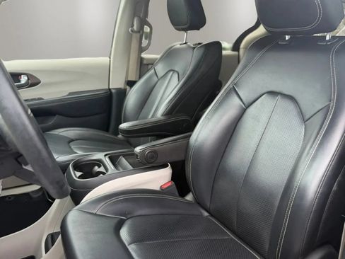 Used 2020 Chrysler Voyager Lxi FWD image 11