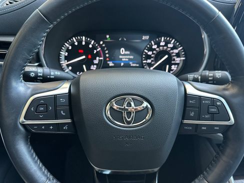 Used 2020 Toyota Highlander Limited FWD image 25