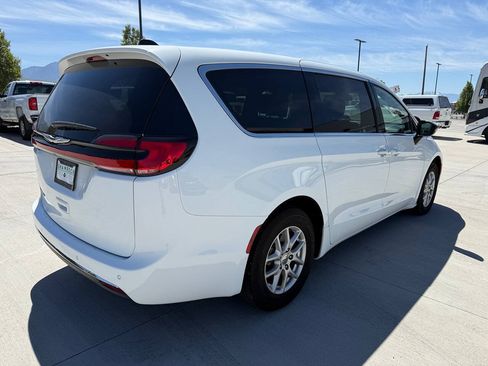 Used 2024 Chrysler Pacifica Touring FWD image 3