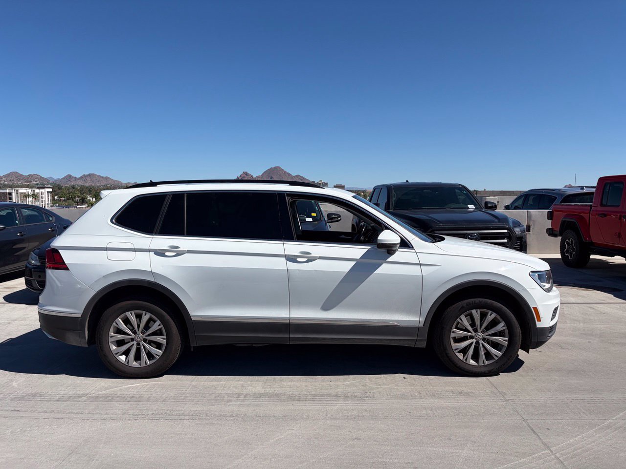 Used 2018 Volkswagen Tiguan SE w/ Panoramic Sunroof Package FWD image 3