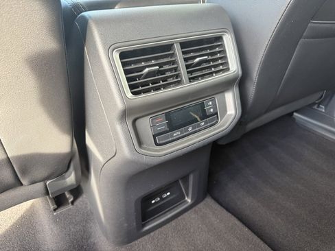 Used 2024 Volkswagen Atlas SE image 32