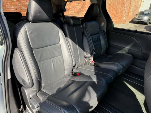 Used 2017 Toyota Sienna SE image 8