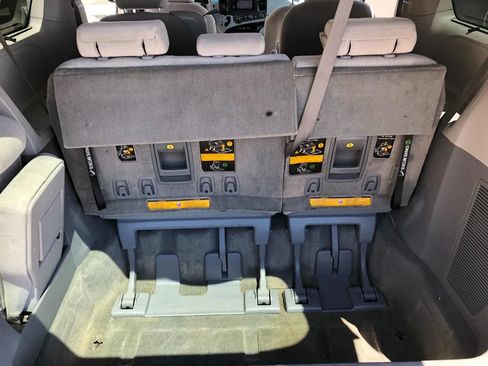 Used 2012 Toyota Sienna LE FWD image 31