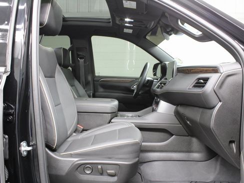 Used 2023 Chevrolet Suburban Premier image 27