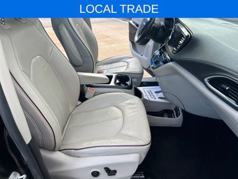 Used 2017 Chrysler Pacifica Limited image 17