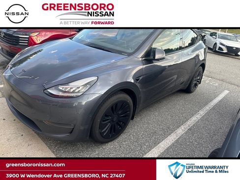 Used 2022 Tesla Model Y Long Range AWD/4WD image 1