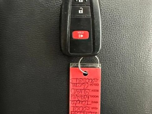 Used 2021 Toyota RAV4 XLE AWD/4WD image 31