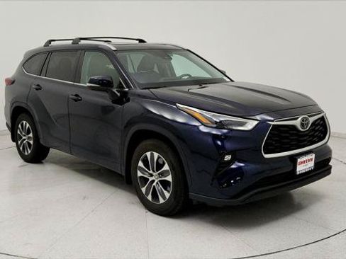 Certified 2024 Toyota Highlander XLE FWD image 1