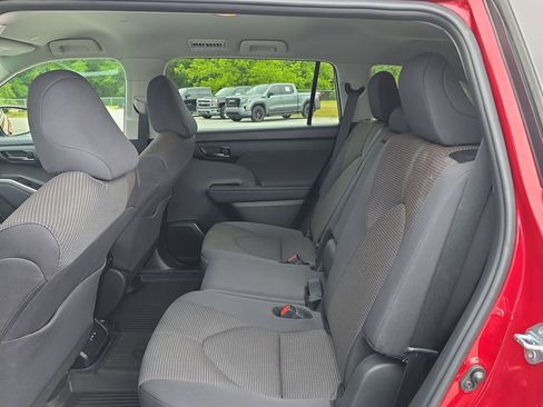 Used 2024 Toyota Highlander LE FWD image 22