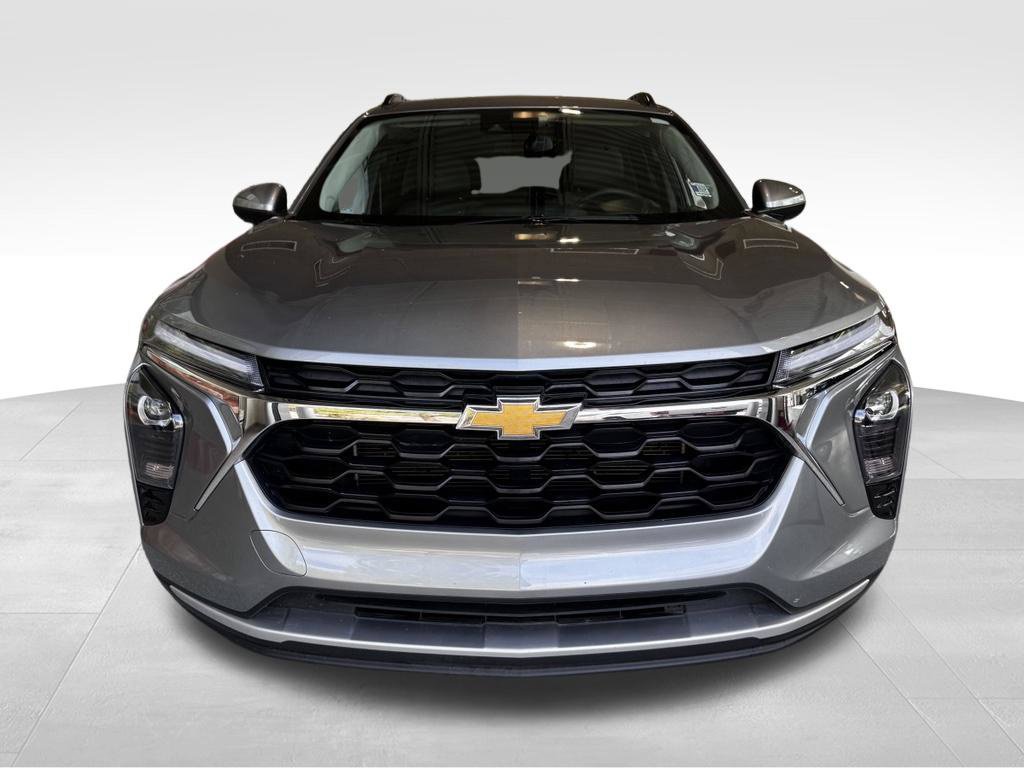 Used 2025 Chevrolet Trax LT w/ Driver Confidence Package FWD image 2