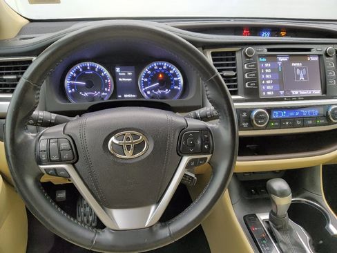 Used 2018 Toyota Highlander Plus FWD image 22