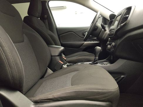 Used 2019 Jeep Cherokee Latitude w/ Popular Appearance Group FWD image 21