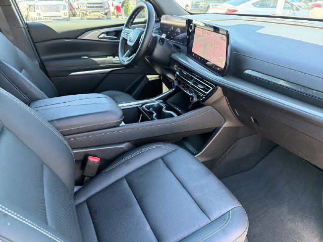 Used 2025 Chevrolet Traverse LT FWD image 22
