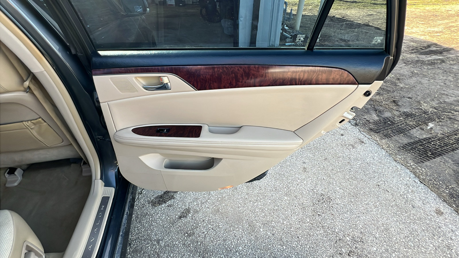 Used 2011 Toyota Avalon Limited FWD image 17