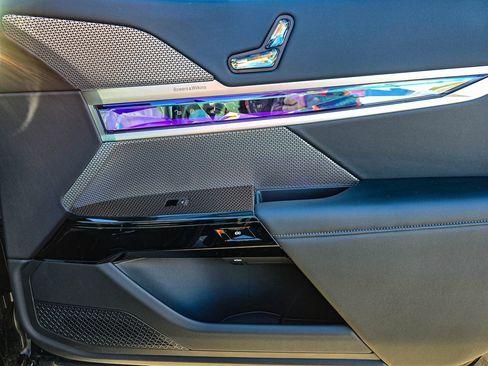 Used 2025 BMW 740i xDrive image 39