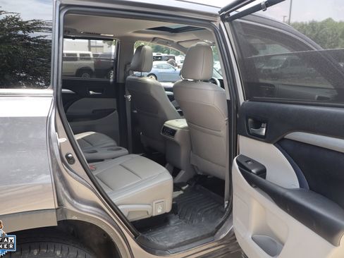 Used 2019 Toyota Highlander XLE FWD image 30