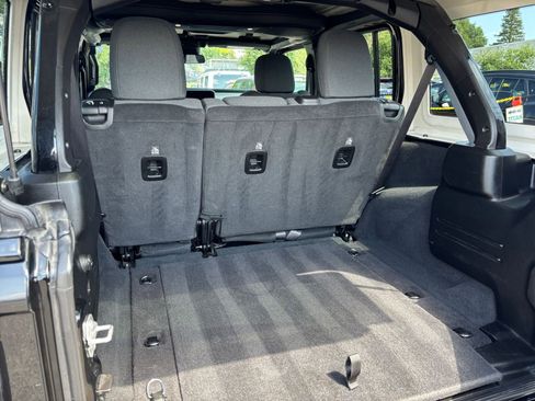Used 2025 Jeep Wrangler Unlimited Sahara AWD/4WD image 31