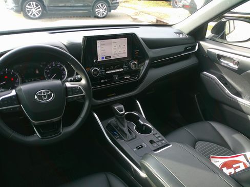 Used 2024 Toyota Highlander XSE image 32