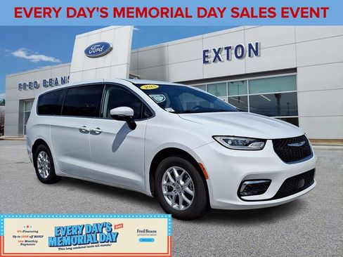 Used 2023 Chrysler Pacifica Touring-L FWD image 1