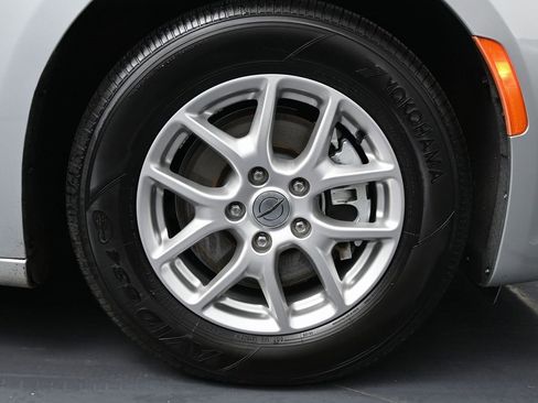 Used 2024 Chrysler Pacifica Touring-L image 14