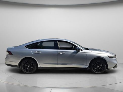 Certified 2025 Honda Accord SE image 3