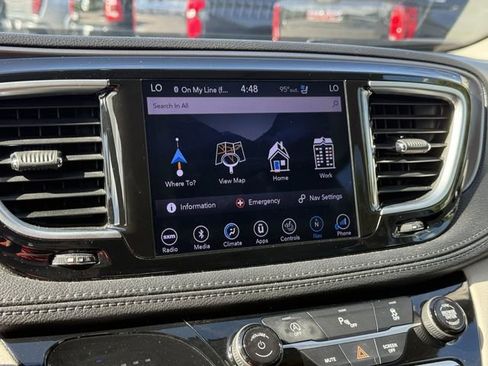 Used 2018 Chrysler Pacifica Limited FWD image 30