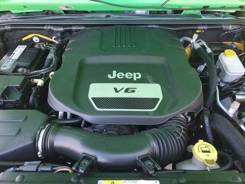 Used 2015 Jeep Wrangler Unlimited Sport w/ Connectivity Group AWD/4WD image 34
