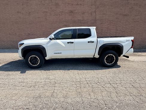 Used 2026 Toyota Tacoma TRD Off-Road AWD/4WD image 2