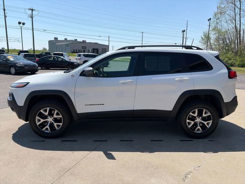 Used 2017 Jeep Cherokee Trailhawk image 3