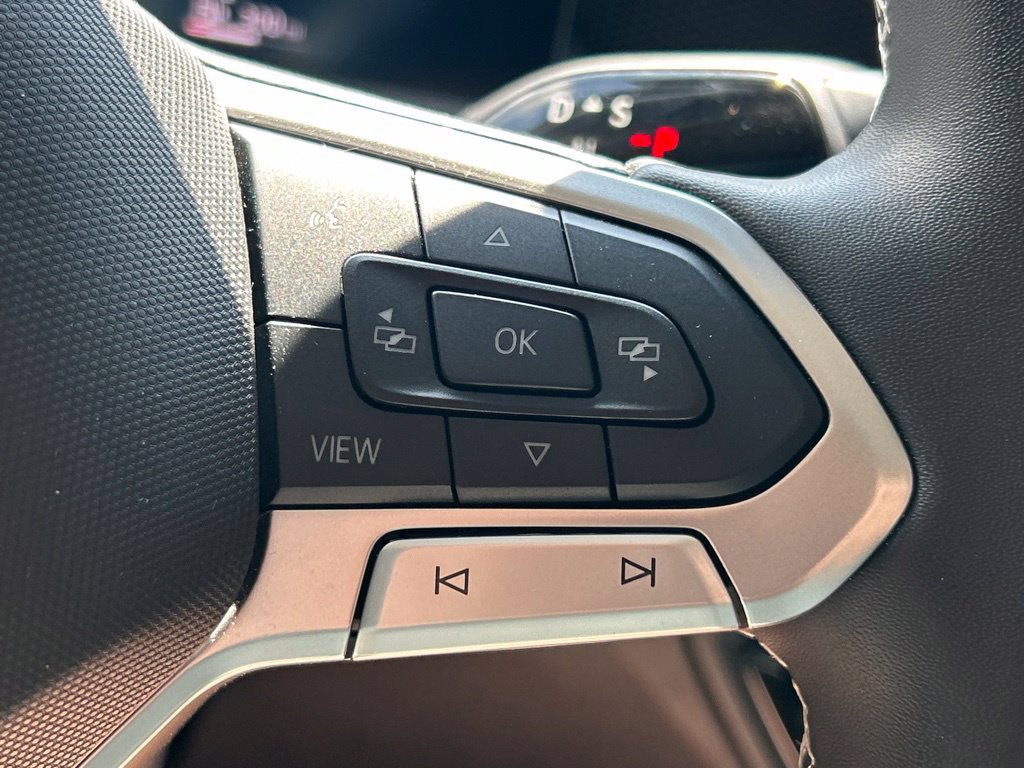 Certified 2025 Volkswagen Tiguan SE FWD image 28