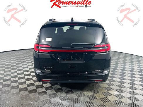 New 2025 Chrysler Pacifica Select w/ Uconnect Theater Family Group image 6
