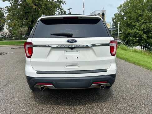 Used 2018 Ford Explorer XLT AWD/4WD image 4