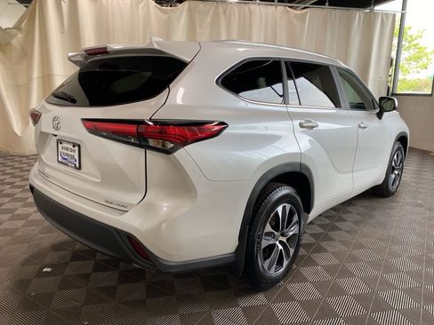 Used 2023 Toyota Highlander XLE AWD/4WD image 3