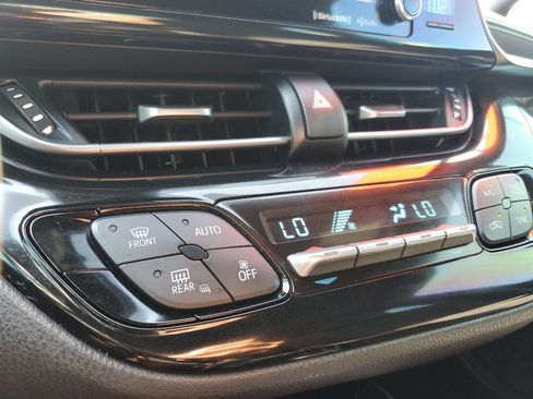 Used 2019 Toyota C-HR XLE FWD image 22
