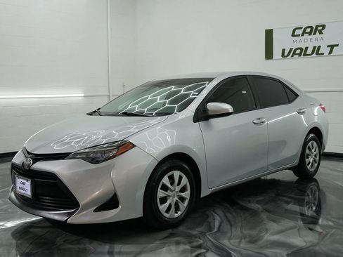 Used 2017 Toyota Corolla SE FWD image 2