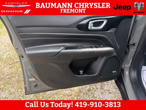 Used 2023 Jeep Compass Latitude w/ Sun and Sound Group AWD/4WD image 10