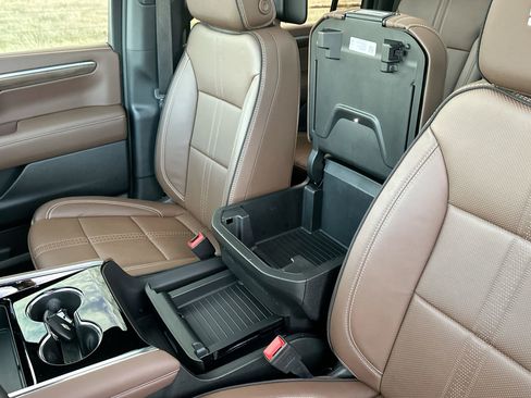 Used 2025 Chevrolet Suburban High Country image 21