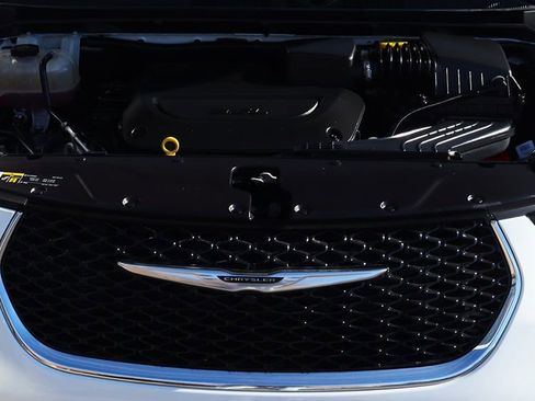 Used 2023 Chrysler Pacifica Touring-L image 64