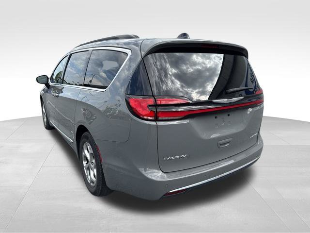 Used 2023 Chrysler Pacifica Limited w/ Uconnect Theater Family Group FWD image 6