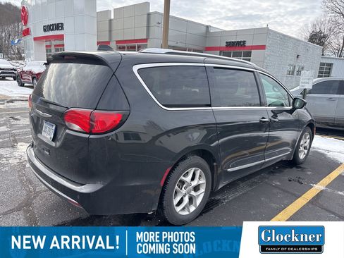 Used 2020 Chrysler Pacifica Touring-L image 4