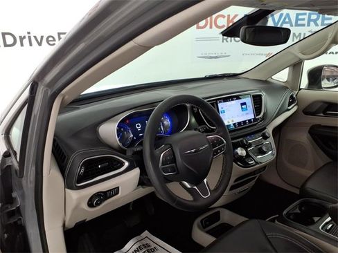 Used 2023 Chrysler Pacifica Touring-L image 13