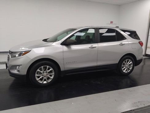 Used 2021 Chevrolet Equinox LS w/ LS Convenience Package FWD image 2