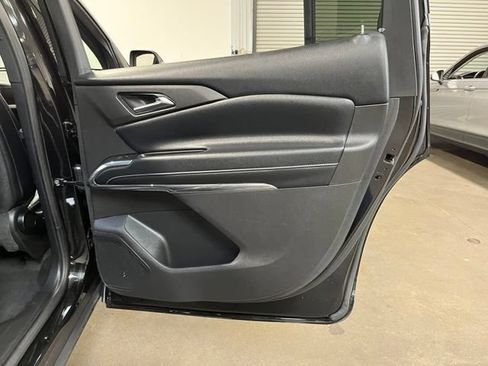 Used 2026 Chevrolet Traverse LT FWD image 16