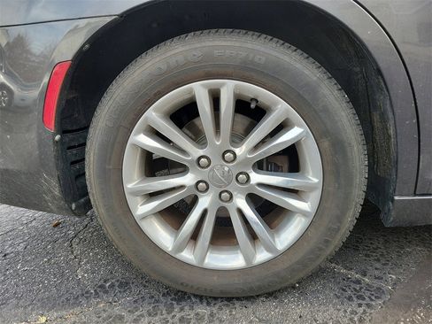 Used 2017 Chrysler 300 Touring w/ Value Package image 5