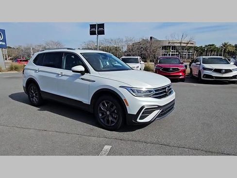 Used 2023 Volkswagen Tiguan SE w/ Panoramic Sunroof Package image 30